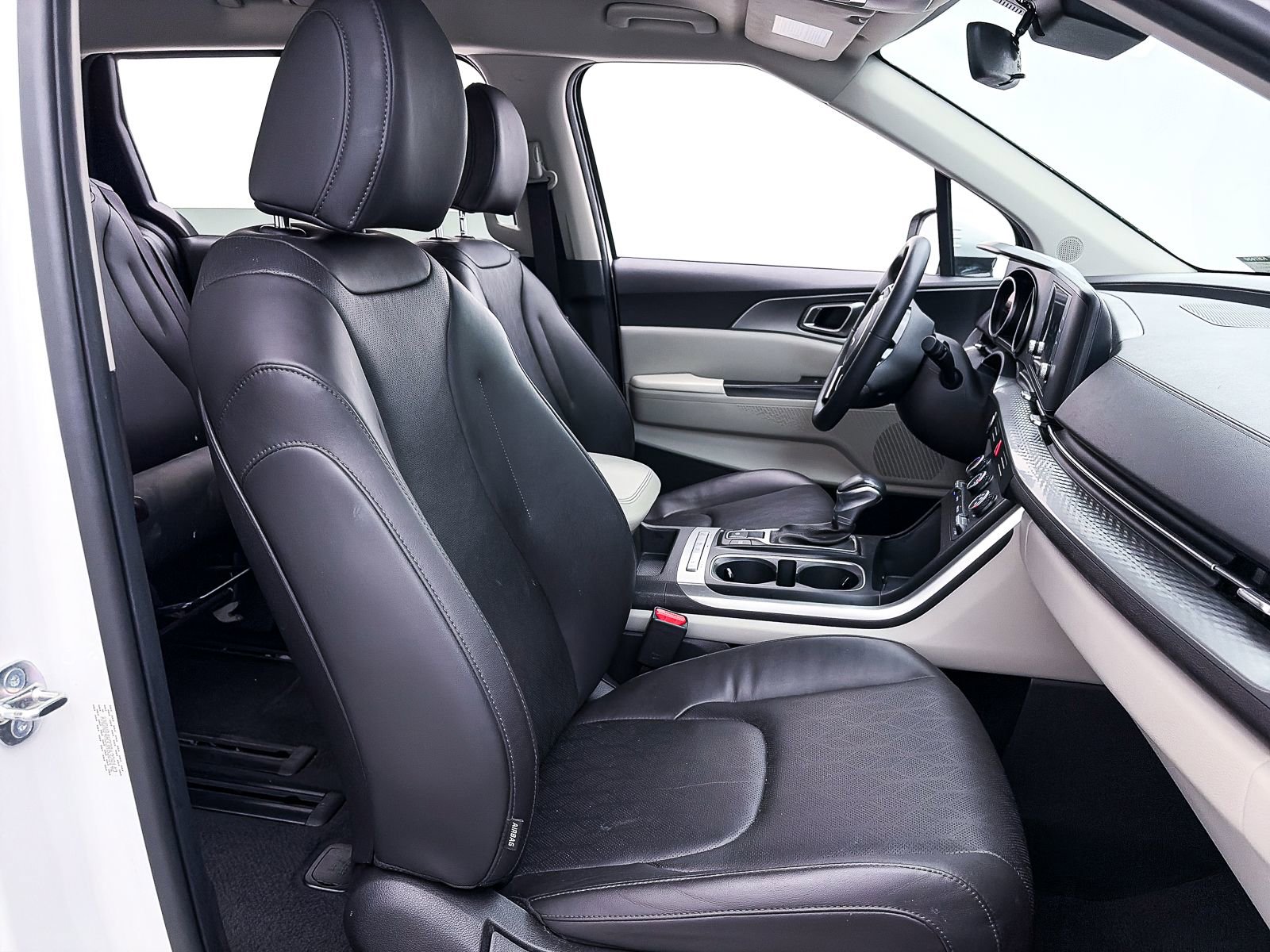 Used 2024 Kia Carnival LX image 31