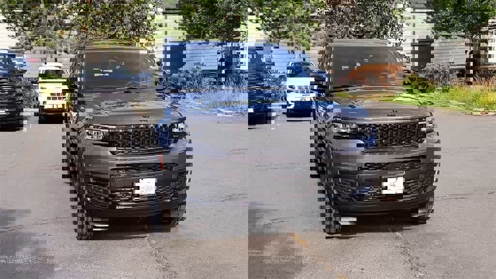 New 2025 Jeep Grand Cherokee L Laredo image 3