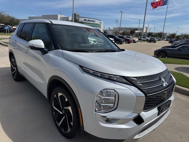 Used 2024 Mitsubishi Outlander SE image 1