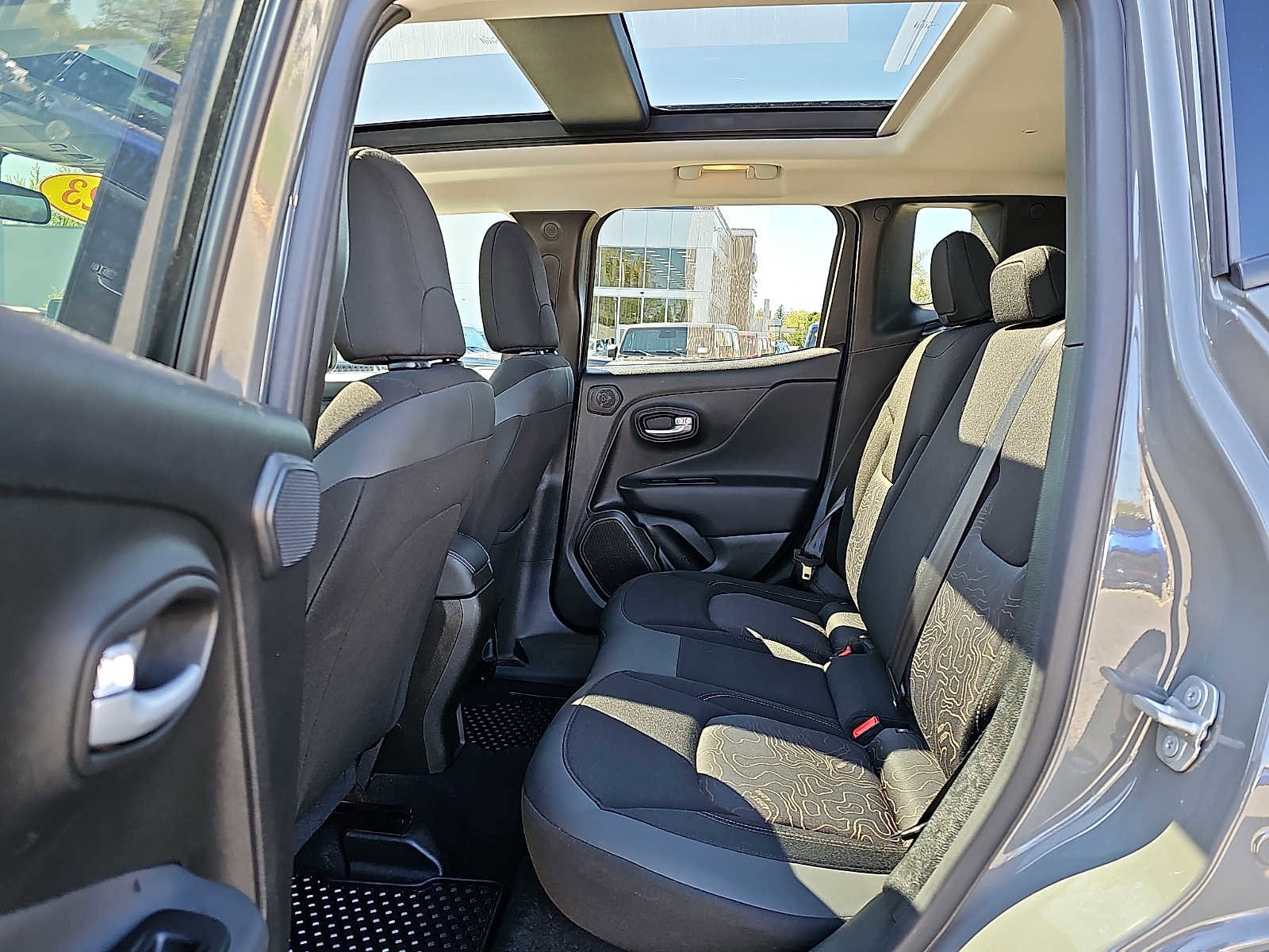 Used 2023 Jeep Renegade Latitude w/ Sun/Sound Group AWD/4WD image 10