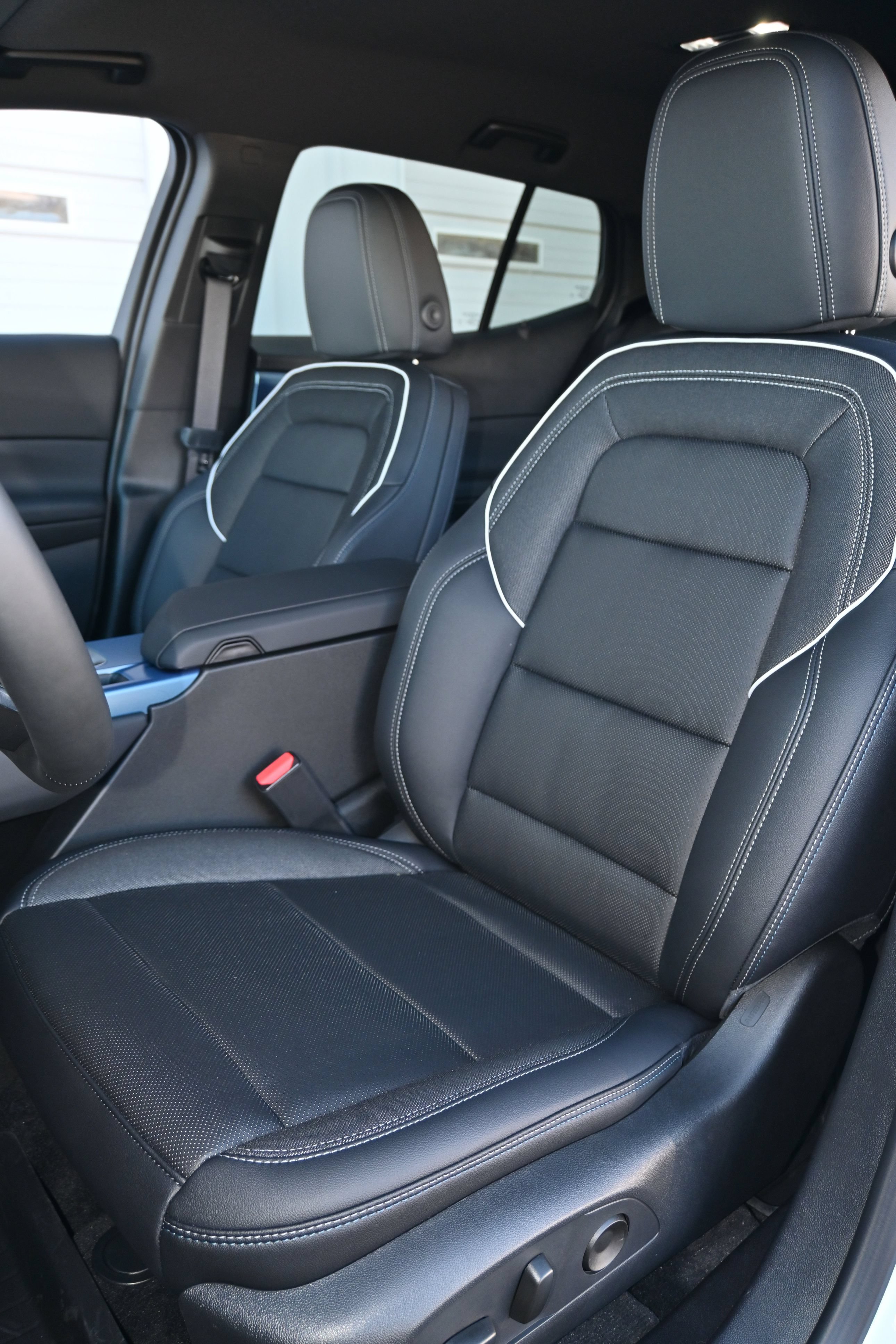 New 2026 Chevrolet Equinox EV LT w/ Convenience Package II FWD image 16
