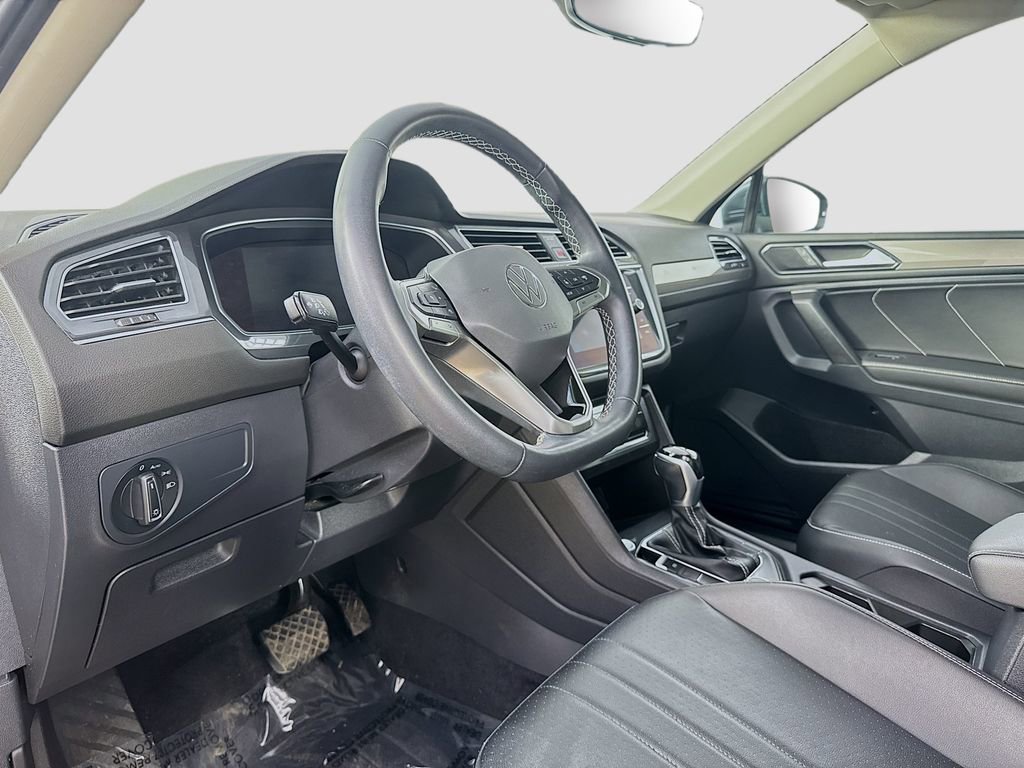 Used 2022 Volkswagen Tiguan SE w/ Panoramic Sunroof Package AWD/4WD image 10