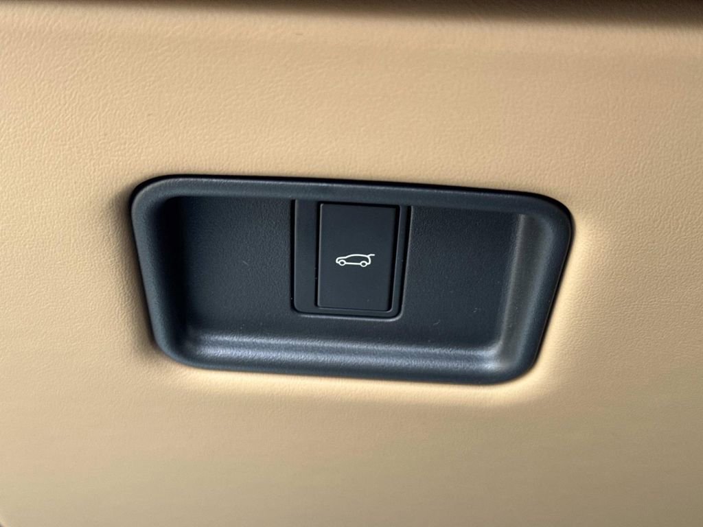 New 2026 Land Rover Range Rover Long Wheelbase SE image 29