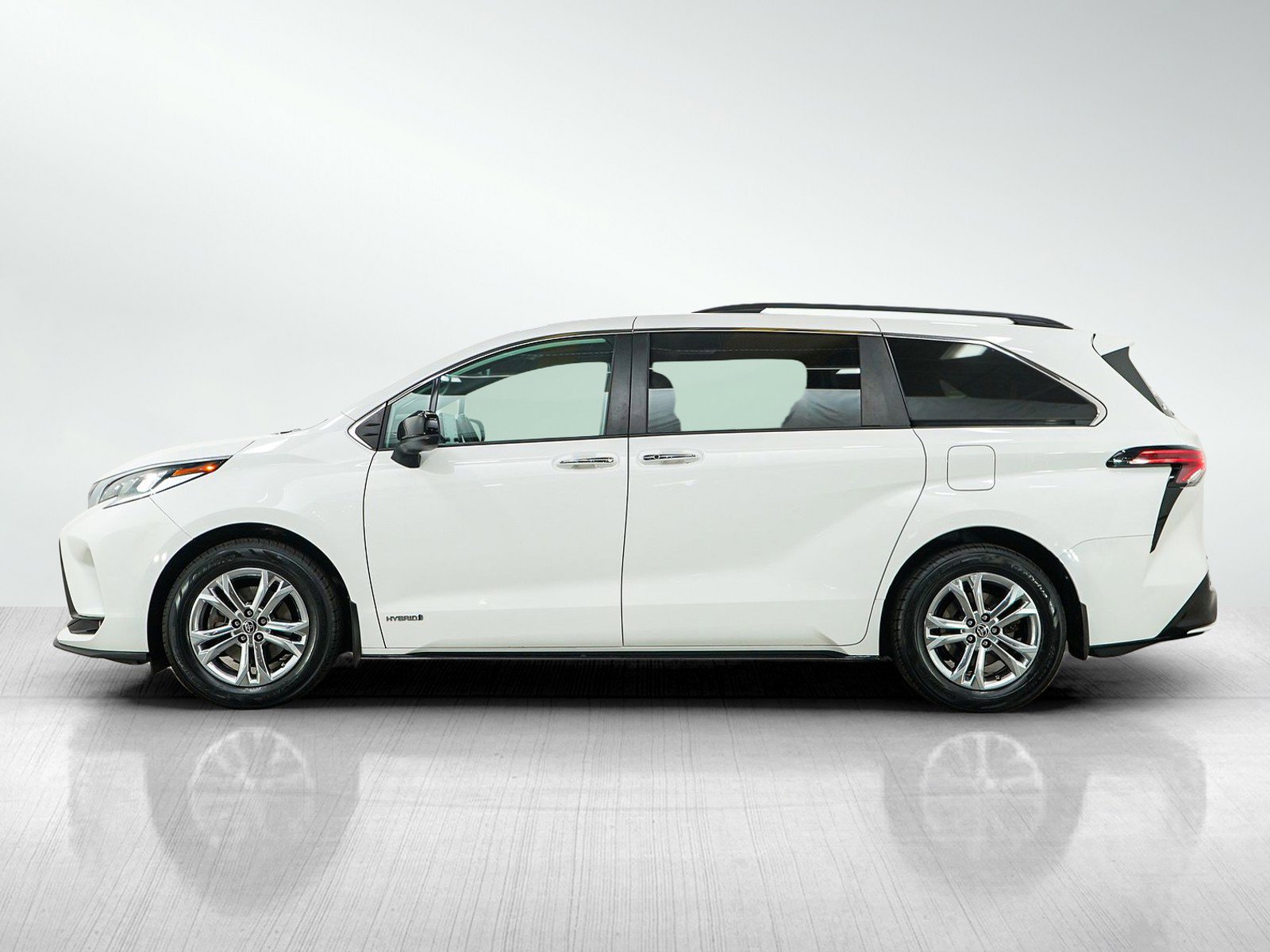 Used 2021 Toyota Sienna XSE AWD/4WD image 2
