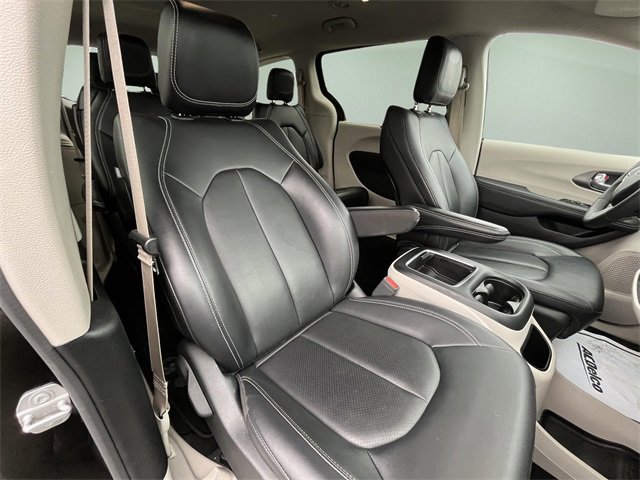 Used 2024 Chrysler Pacifica Touring-L image 37