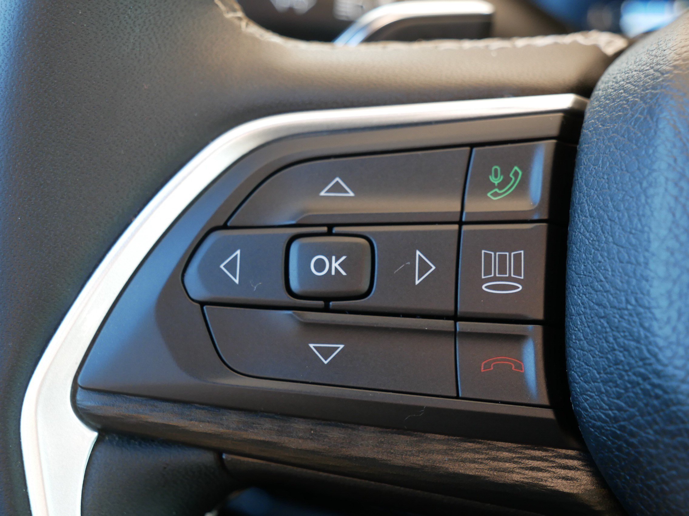 Used 2023 Jeep Grand Cherokee Altitude AWD/4WD image 28