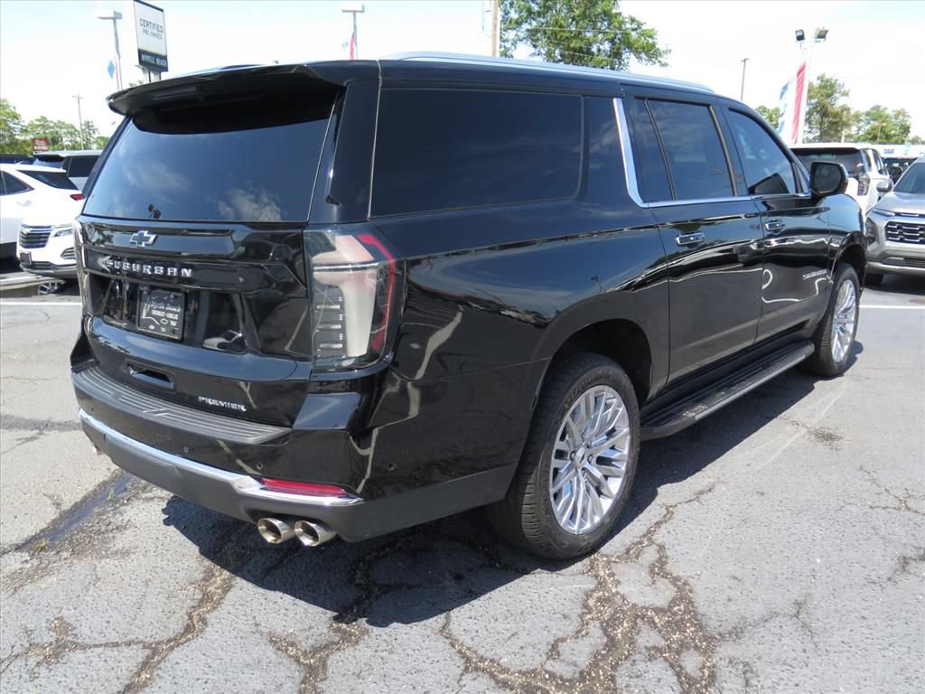 Used 2025 Chevrolet Suburban Premier AWD/4WD image 3