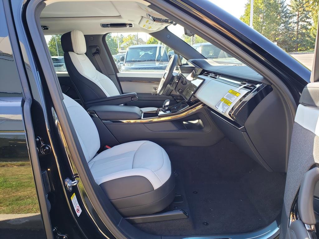 New 2025 Land Rover Range Rover Sport Dynamic SE image 17