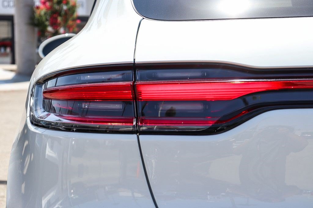Used 2024 Porsche Macan AWD/4WD image 9
