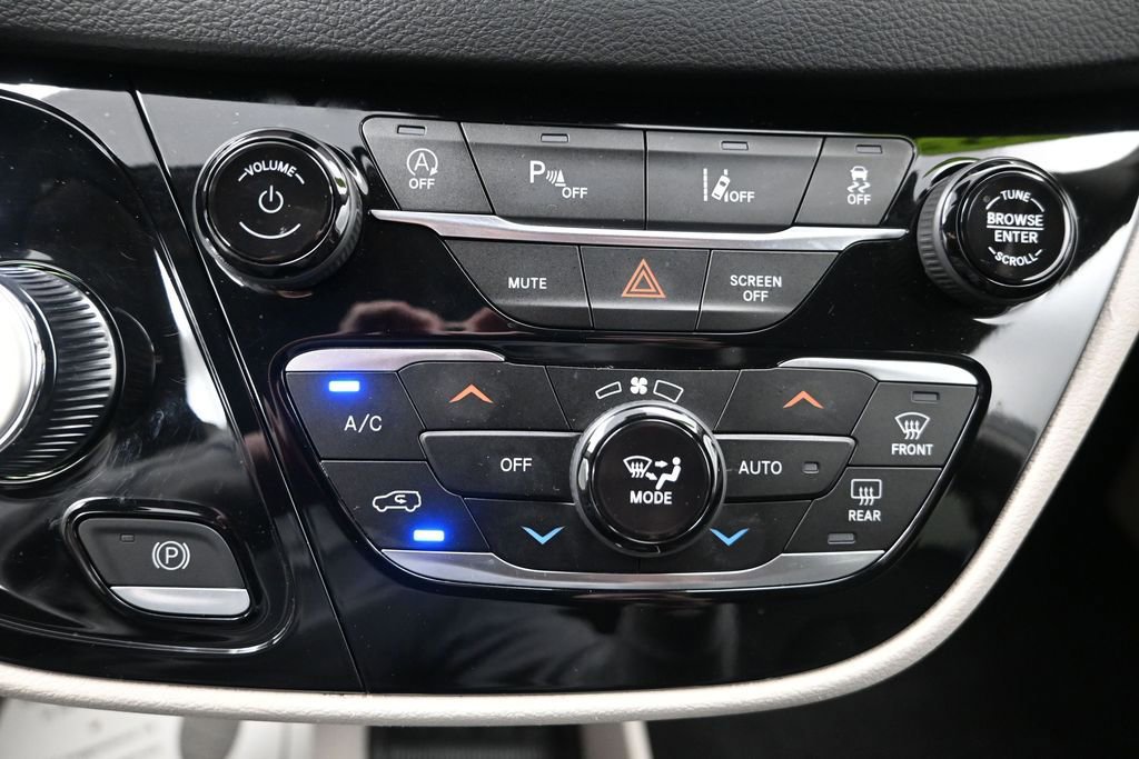 Used 2023 Chrysler Pacifica Touring-L FWD image 21