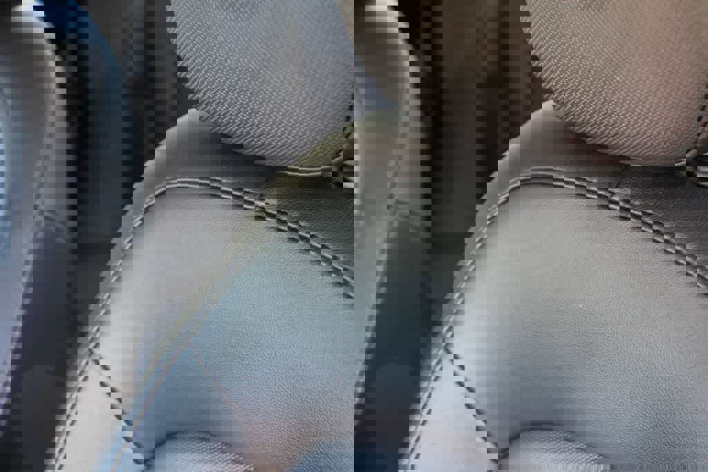 Used 2019 MINI Cooper 4-Door Hardtop w/ Premium Package image 25