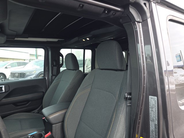 Used 2025 Jeep Wrangler Unlimited Sahara w/ Safety Group AWD/4WD image 13