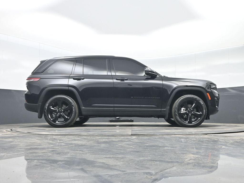 Used 2025 Jeep Grand Cherokee Limited w/ Black Appearance Package image 39