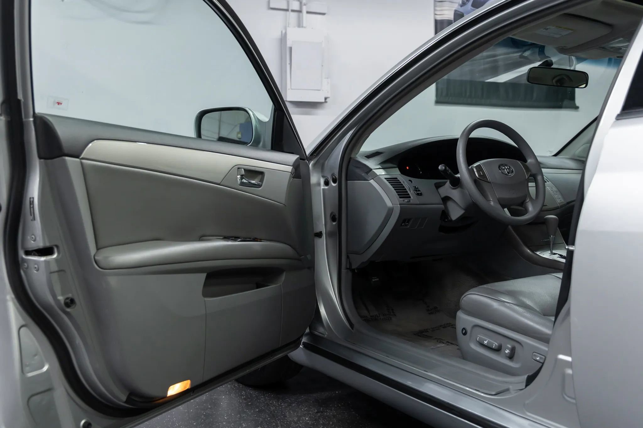 Used 2005 Toyota Avalon XL FWD image 12