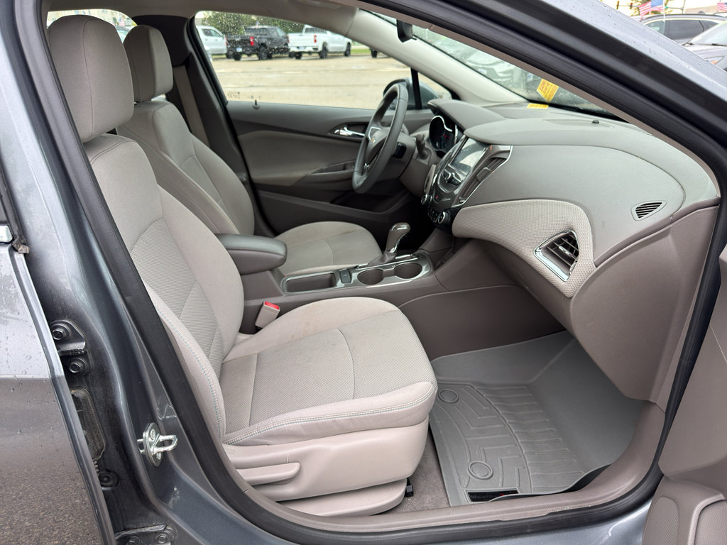 Used 2018 Chevrolet Cruze LT w/ Convenience Package FWD image 32