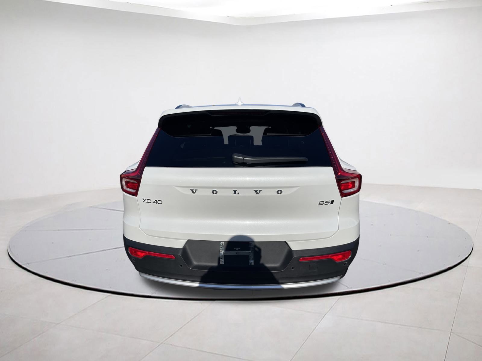 Used 2025 Volvo XC40 B5 Core image 25