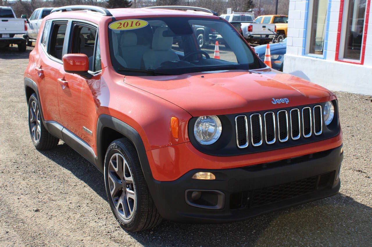 Used 2016 Jeep Renegade Latitude w/ Cold Weather Group FWD image 3