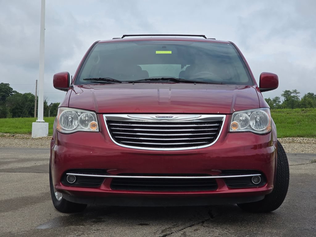 Used 2016 Chrysler Town & Country Touring FWD image 3