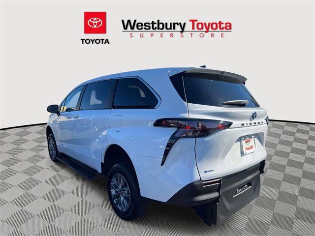 Used 2025 Toyota Sienna LE image 3