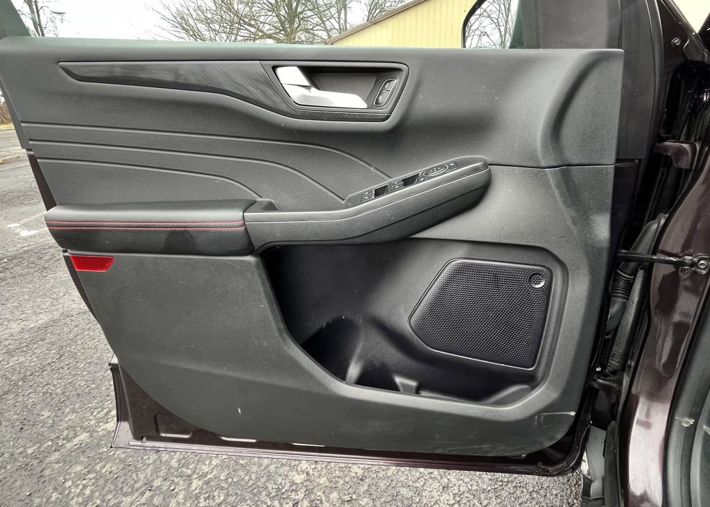 Used 2023 Ford Escape ST-Line w/ Tech Pack #1 AWD/4WD image 9