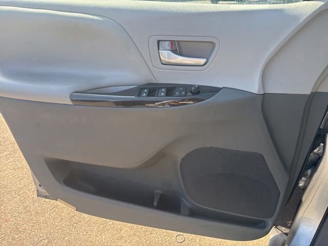 Used 2015 Toyota Sienna XLE w/ XLE Navigation Package FWD image 14