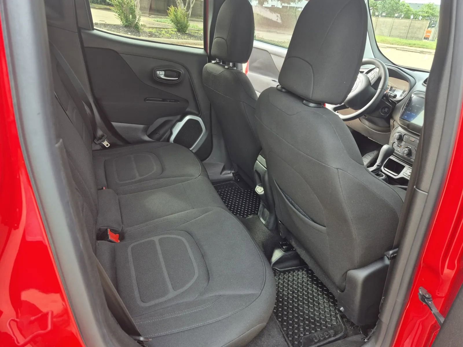 Used 2019 Jeep Renegade Latitude FWD image 18