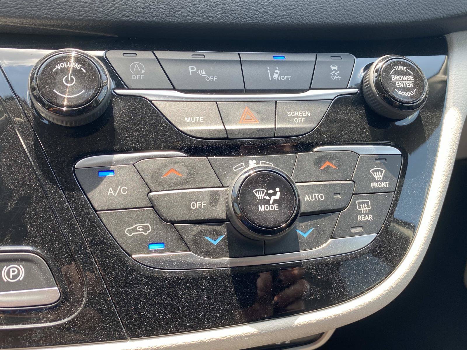 Used 2023 Chrysler Pacifica Touring-L FWD image 28