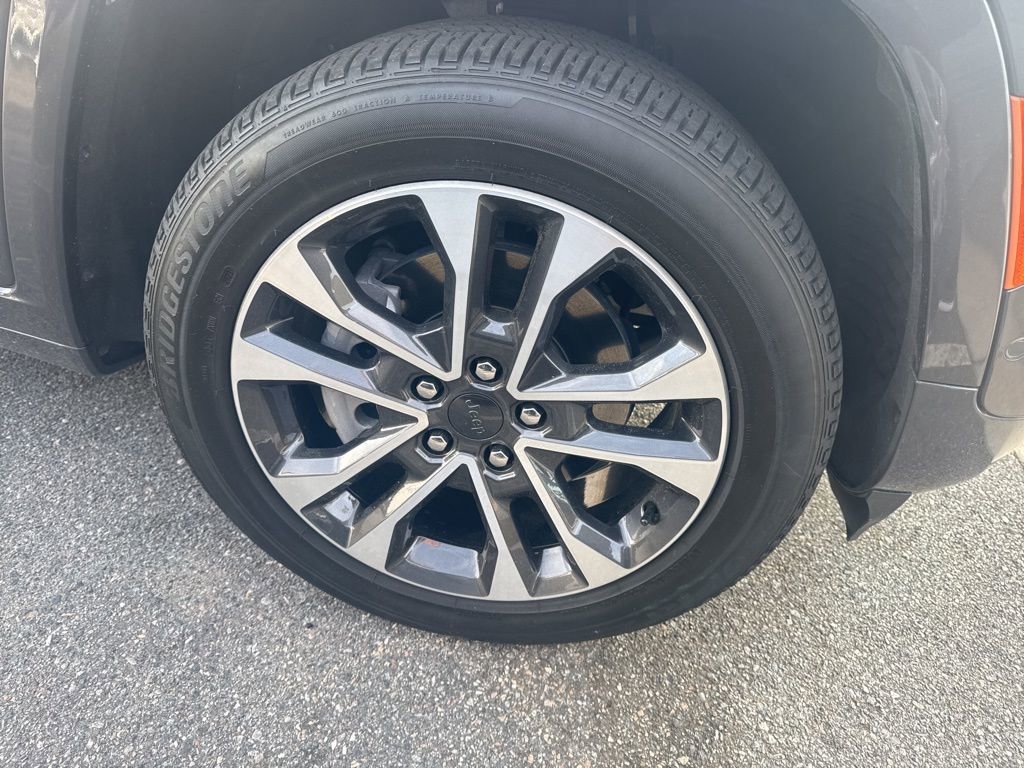 Used 2023 Jeep Grand Cherokee Overland w/ Luxury Tech Group IV AWD/4WD image 4