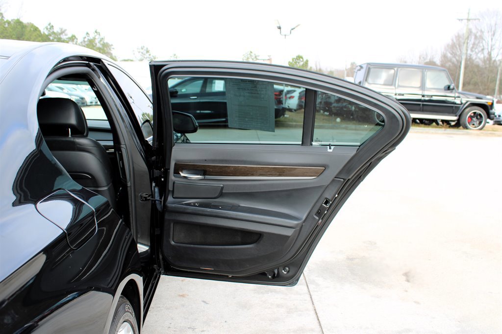 Used 2013 BMW 750i RWD image 31