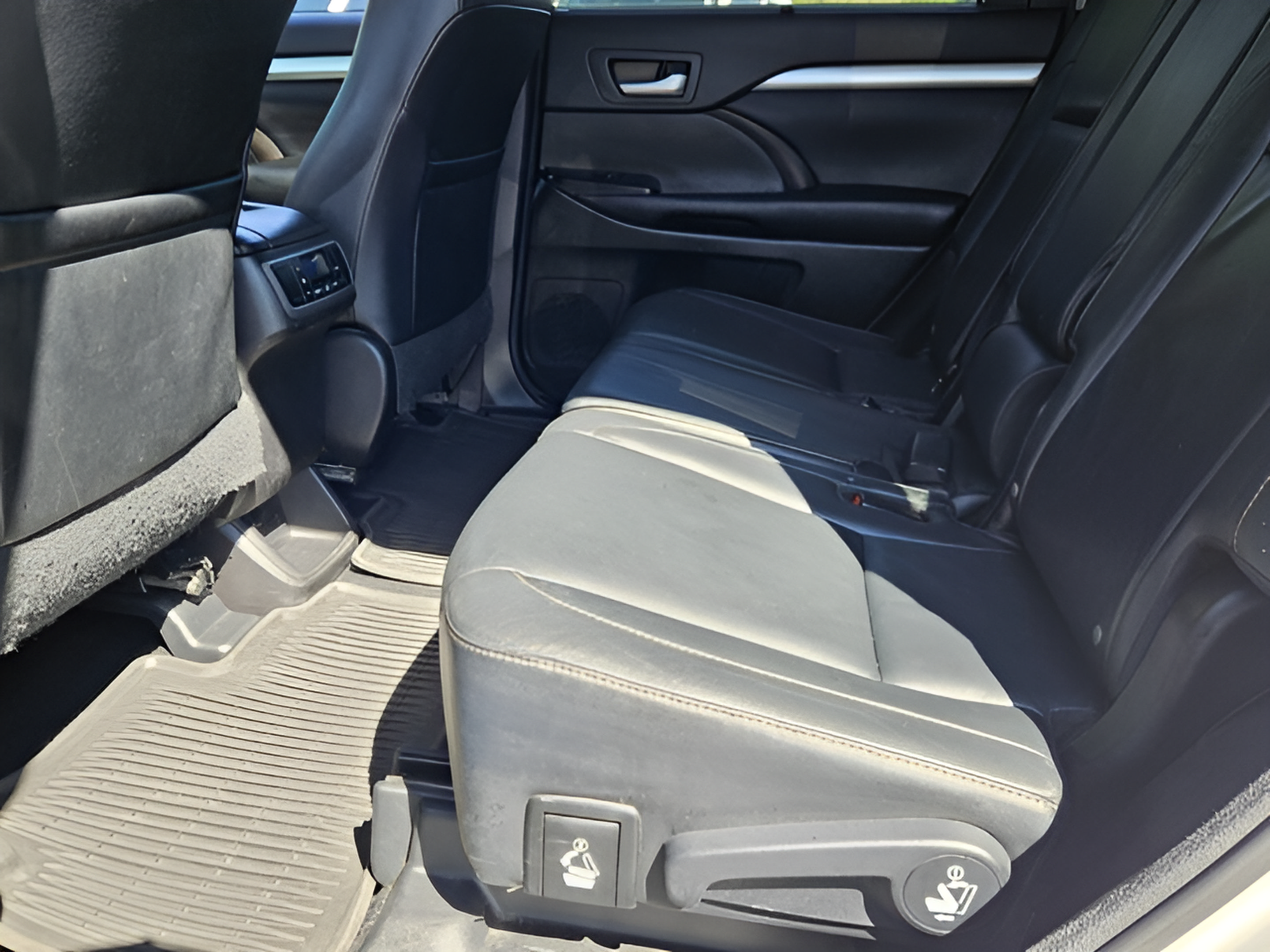 Used 2016 Toyota Highlander XLE AWD/4WD image 10