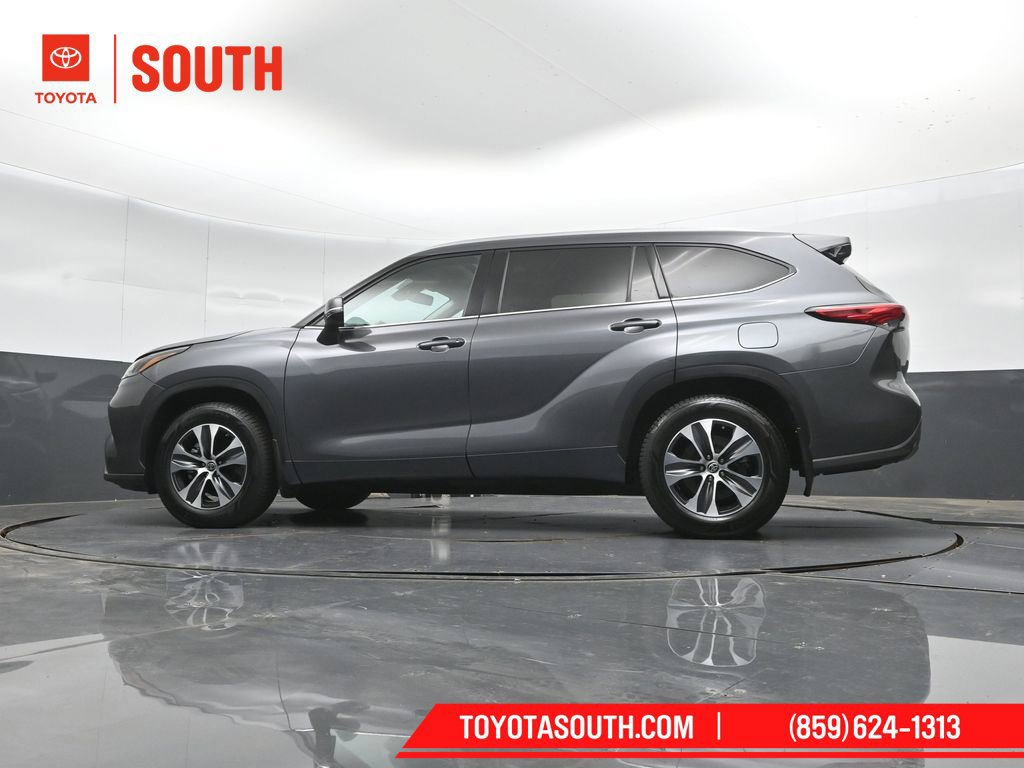 Used 2022 Toyota Highlander XLE AWD/4WD image 45