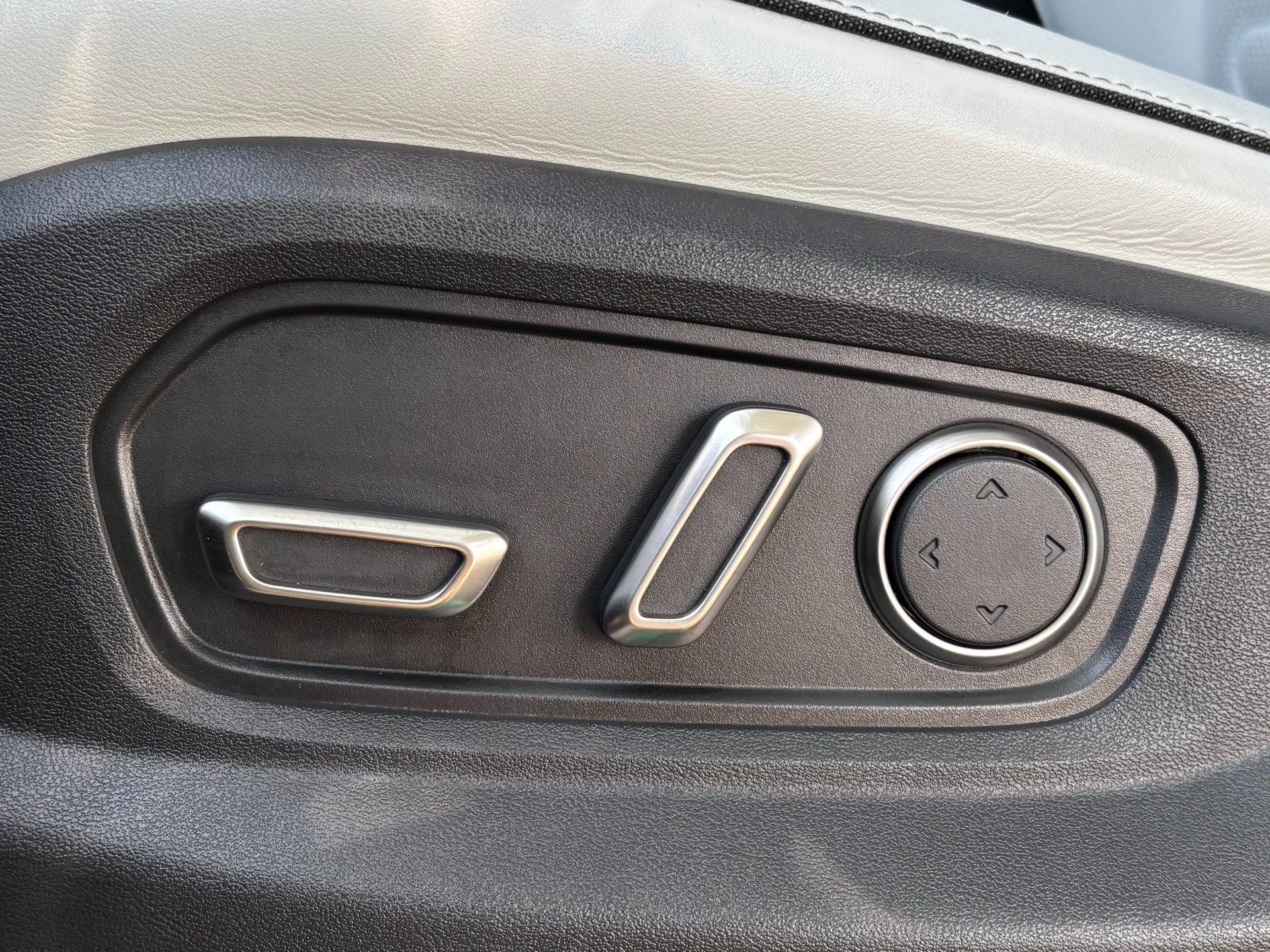 Used 2024 Rivian R1S Adventure Dual AWD/4WD image 60
