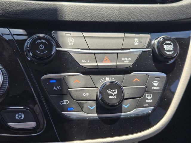 Used 2022 Chrysler Voyager LX FWD image 22
