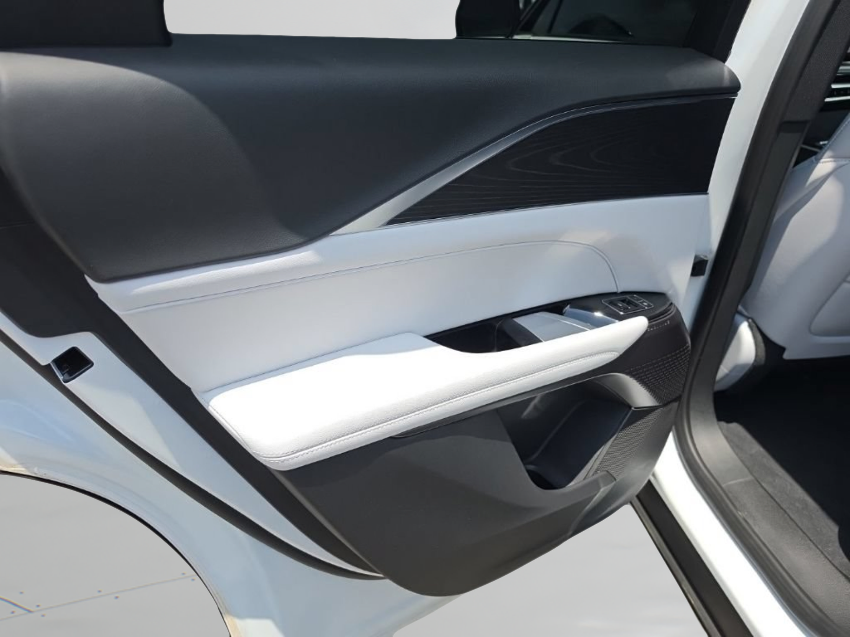 Used 2025 Cadillac Lyriq Luxury w/ LPO, Floor Liner Package AWD/4WD image 21