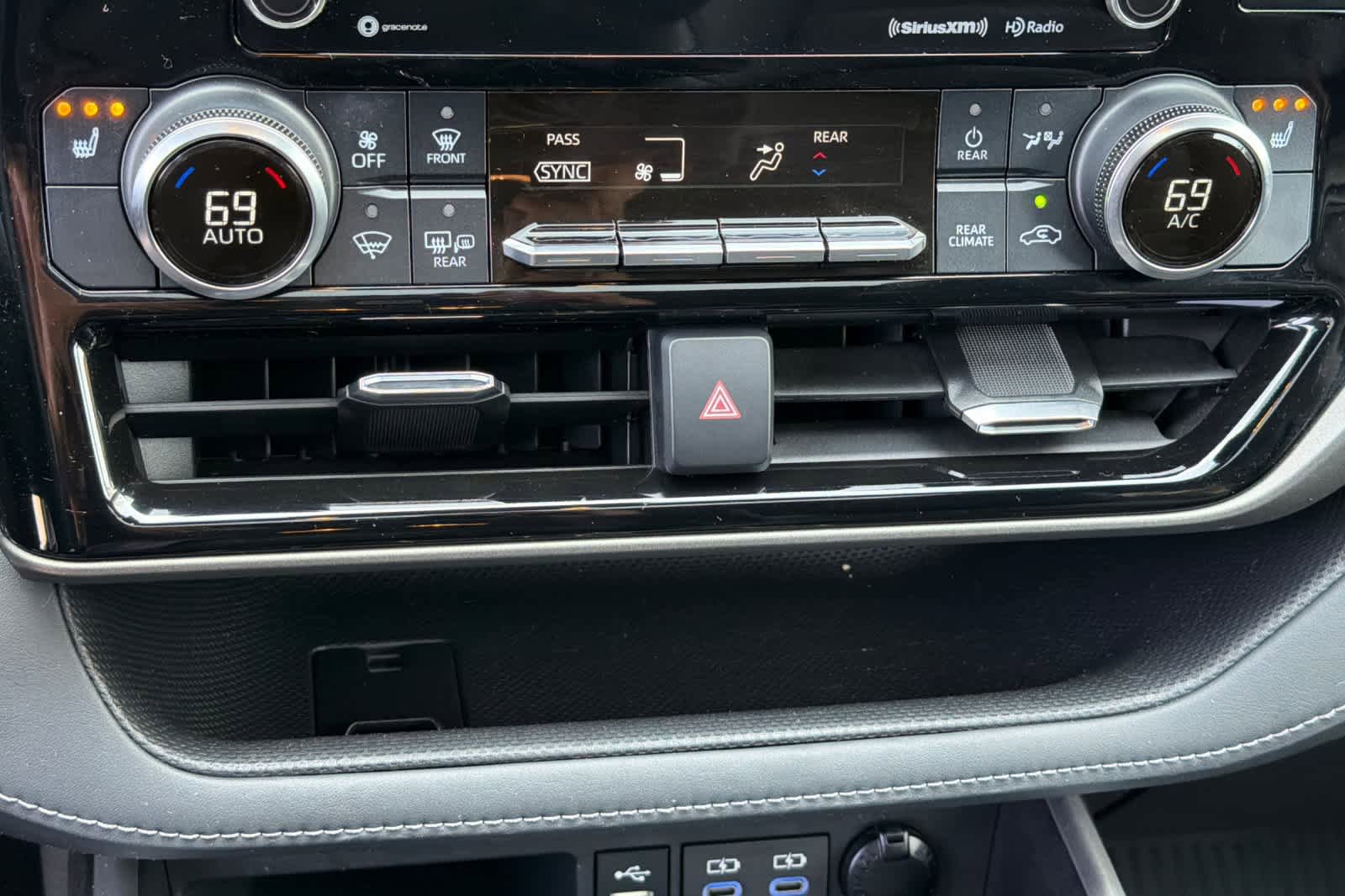 Used 2022 Toyota Highlander XLE AWD/4WD image 24