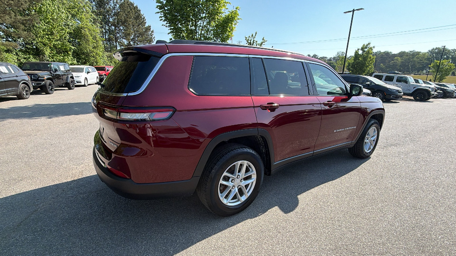 Used 2025 Jeep Grand Cherokee L Laredo w/ Luxury Tech Group I RWD image 8