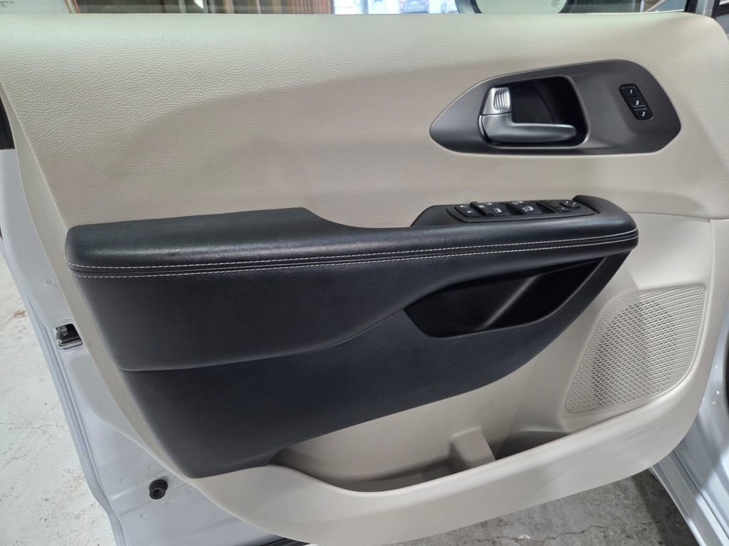 Certified 2023 Chrysler Pacifica Touring-L image 13