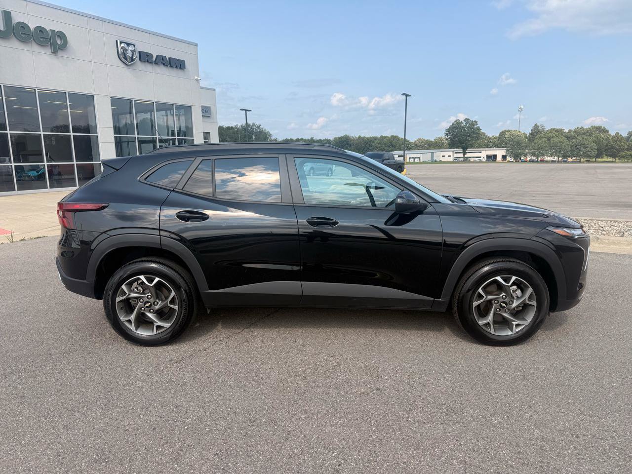 Used 2025 Chevrolet Trax LT FWD image 2