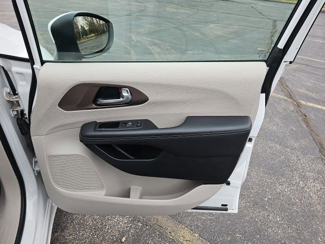 Used 2023 Chrysler Voyager LX image 15