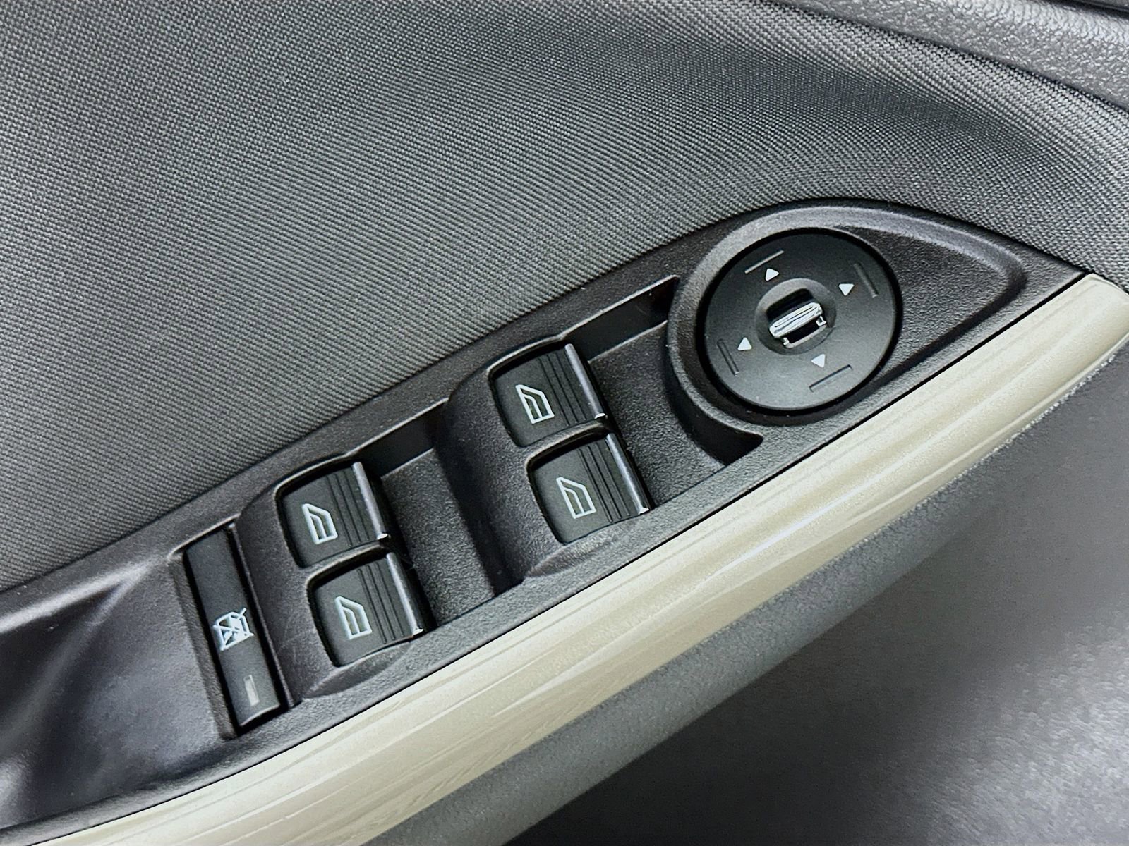 Used 2012 Ford Focus SEL FWD image 17