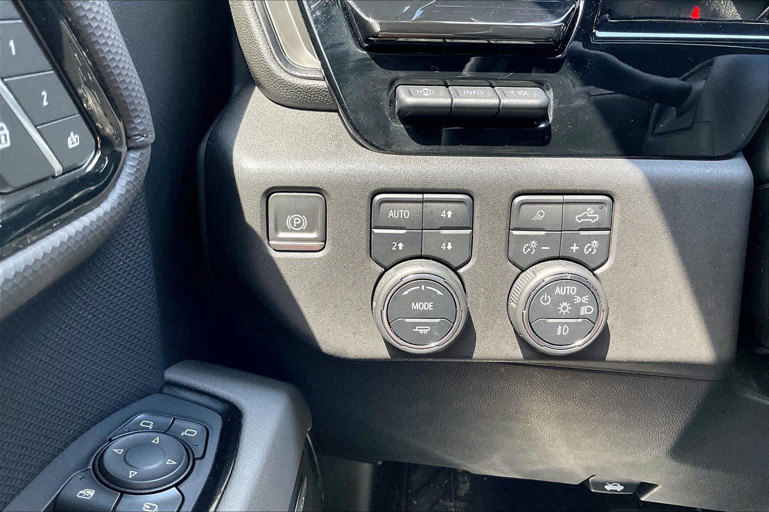 Used 2022 Chevrolet Silverado 1500 ZR2 w/ Technology Package AWD/4WD image 32