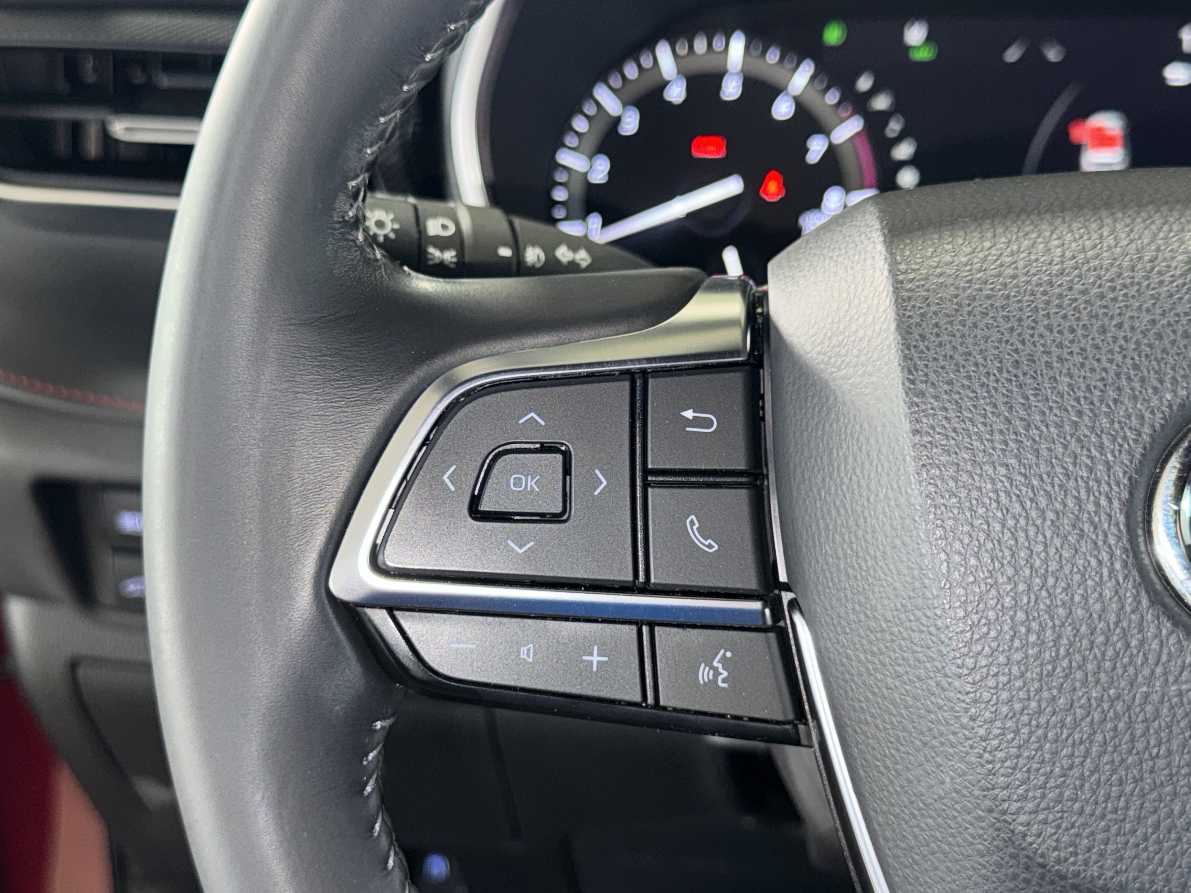Used 2021 Toyota Highlander XSE AWD/4WD image 23