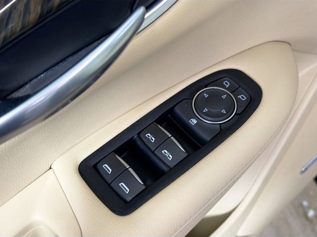 Used 2018 Cadillac XT5 FWD image 16