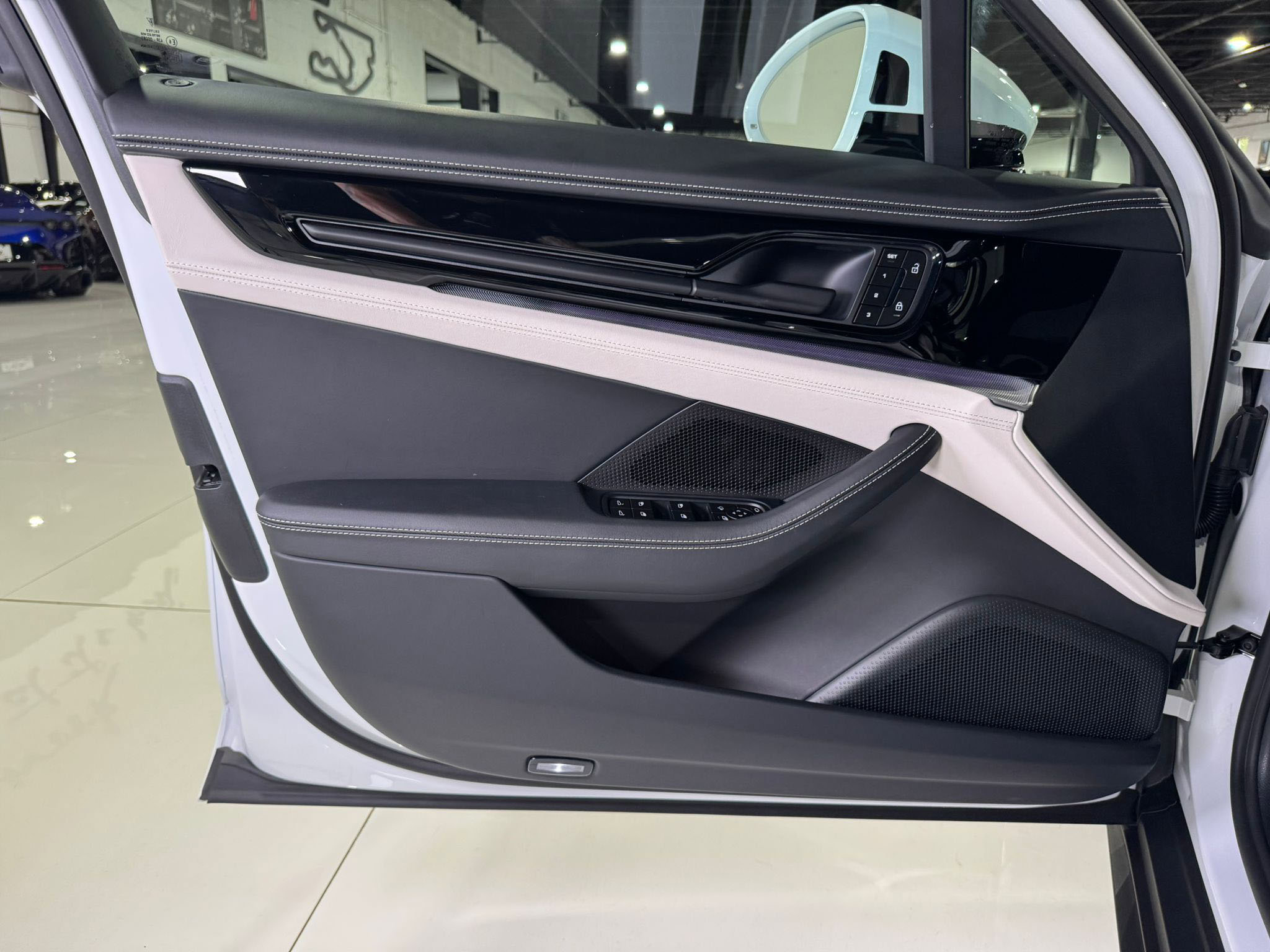 Used 2025 Porsche Panamera image 36