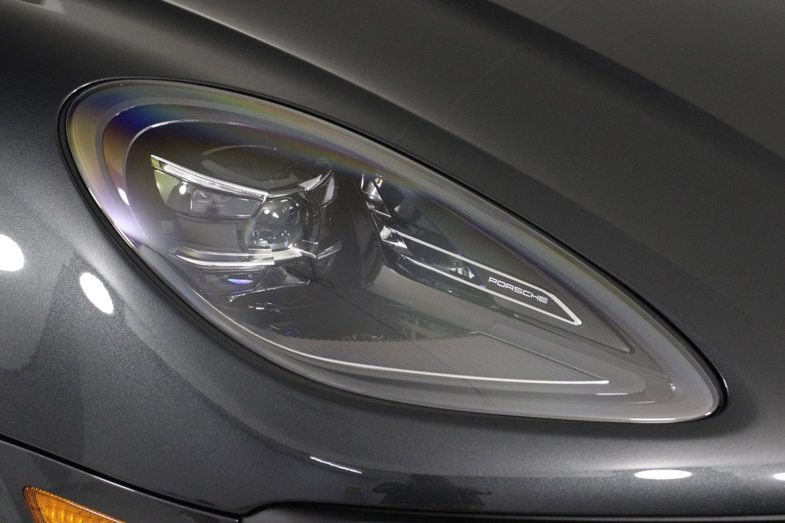 Certified 2025 Porsche Macan AWD/4WD image 28