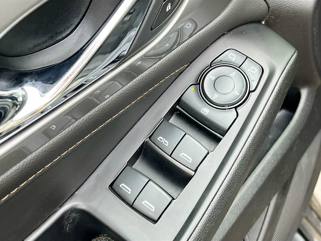 Used 2020 Chevrolet Traverse LT image 18