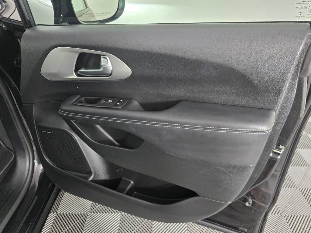 Used 2023 Chrysler Pacifica Limited w/ Uconnect Theater Family Group FWD image 41