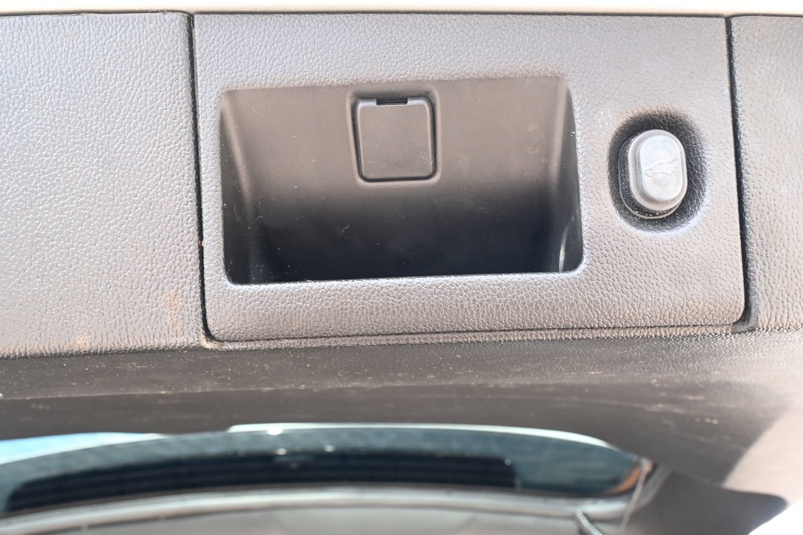 Used 2018 Chevrolet Tahoe Premier AWD/4WD image 32