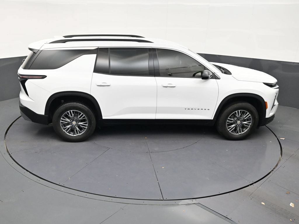 Used 2025 Chevrolet Traverse LT FWD image 17