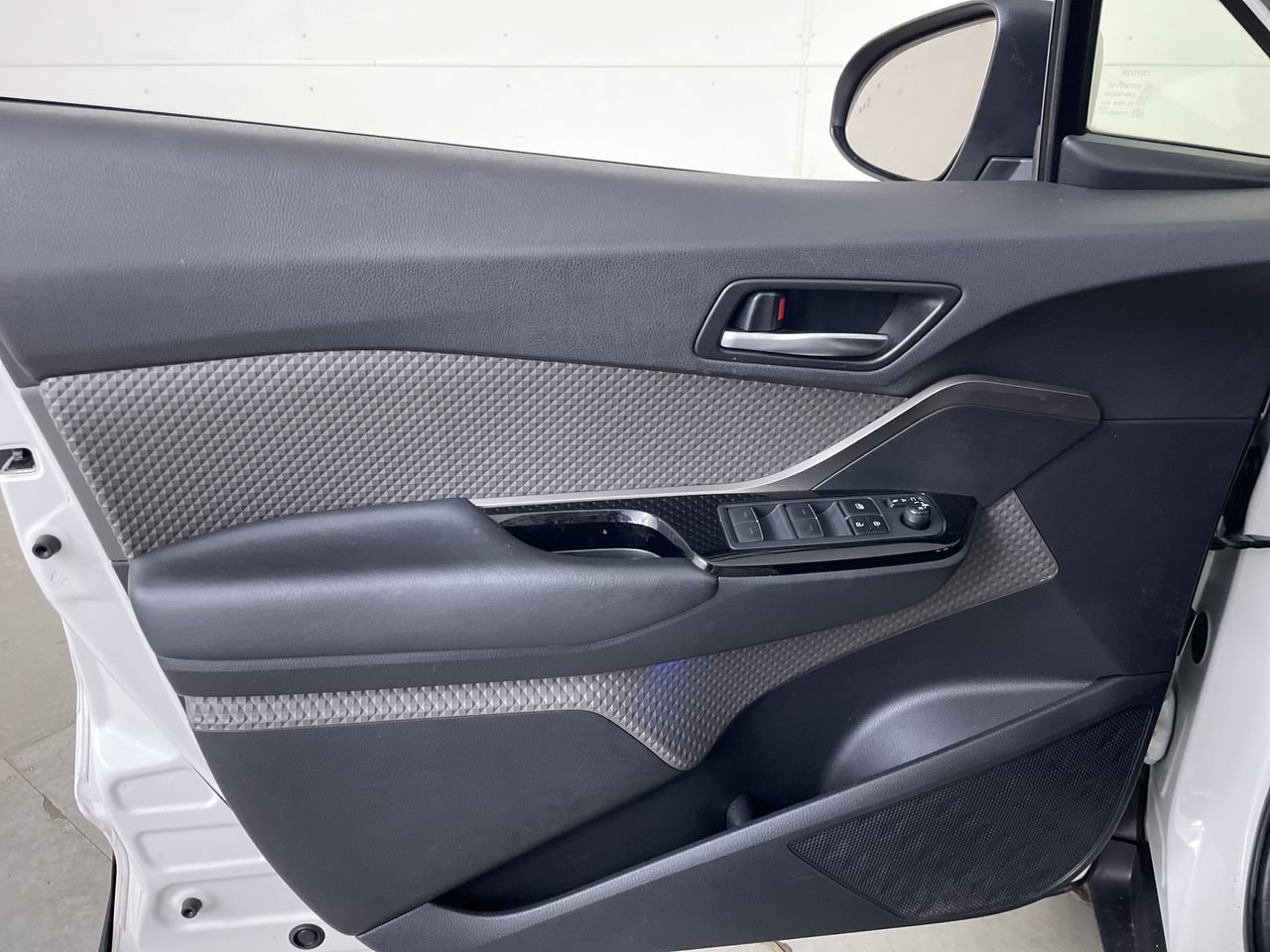 Used 2020 Toyota C-HR Limited FWD image 10